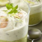 Mousse de avocado cu crab și creveți în borcane: rapid și ușor!