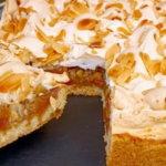 Diós, almás és karamell torta habcsókos feltéttel
